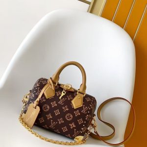 p660M28102 This Speedy Trunk 20 handbag features Monogram Origine canvas, designed to celebrate the 130th anniversary of Louis Vuitton's Monogram pattern. Smooth calf leather accents the handles, while an exclusive address tag marks the collection's identity. Inside, a striped lining and a slip pocket for small items are revealed upon opening, with a chain and padlock completing the refined details.Dimensions: 20.5 × 13.5 × 11 cm